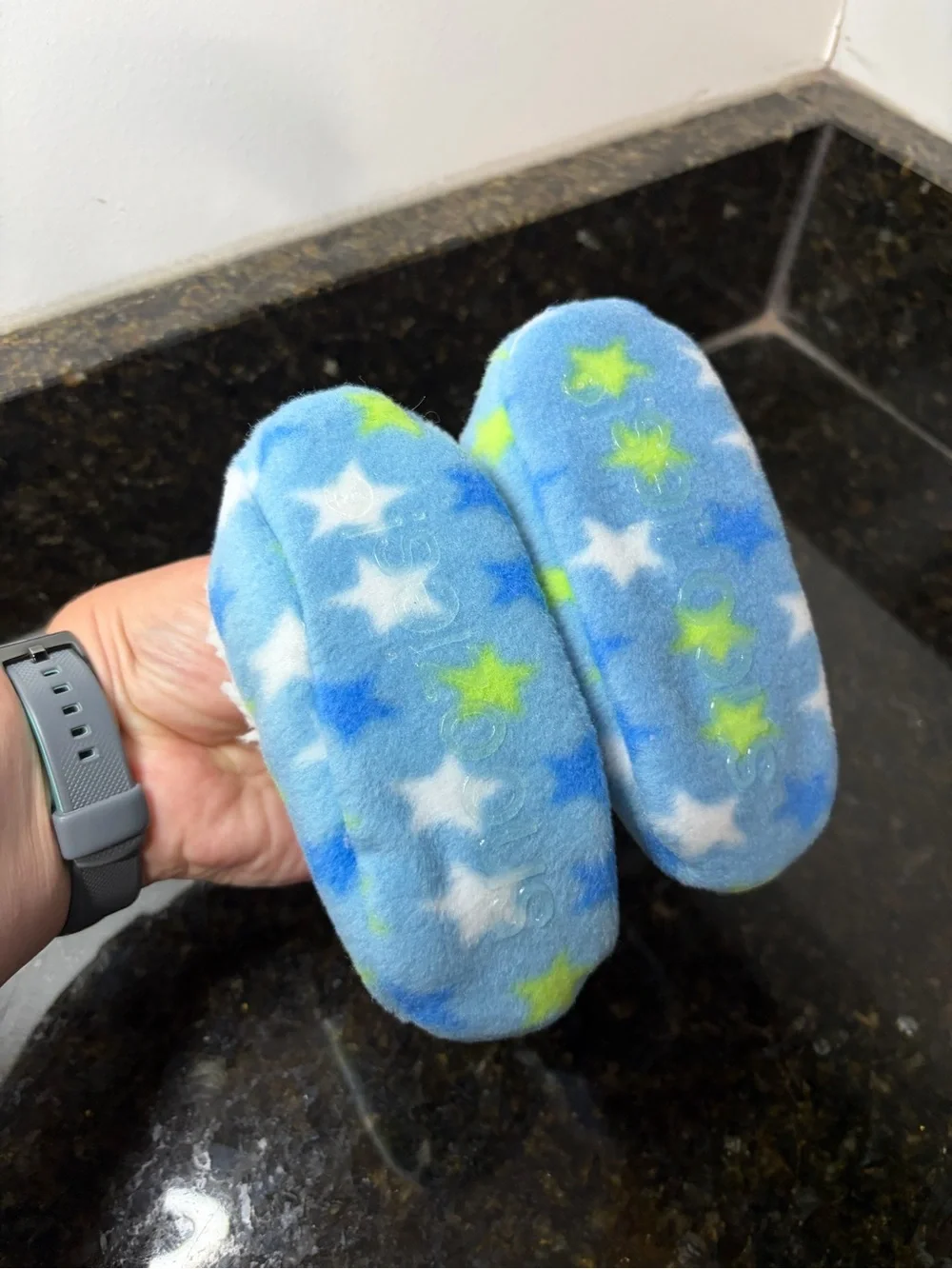 BABY SNOOZIES NIB Cozy Star Print Plush Baby Slippers- 6-12 months